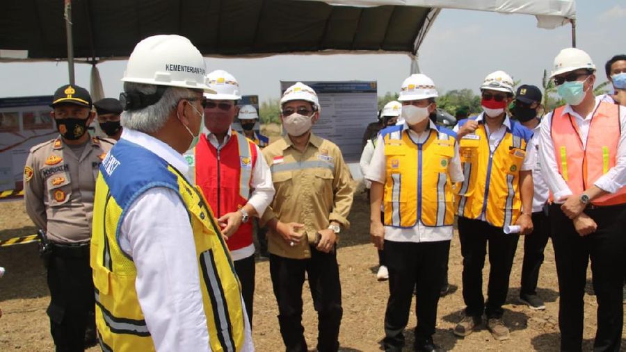 Basuki Hadimuldjono, Menteri PUPR (Berdiri di depan) saat berkunjung ke Proyek Tol Cisumdawu, mendengarkan penjelasan teknis dari Catur Prabowo selaku Direktur Operasi 1 Brantas Abipraya (Berdiri ketiga dari kanan) dan Herman Dwi Haryanto, General Manager Abipraya Toll Brantas Abipraya (Berdiri keempat dari kanan). (Dok. Brantas Abipraya)