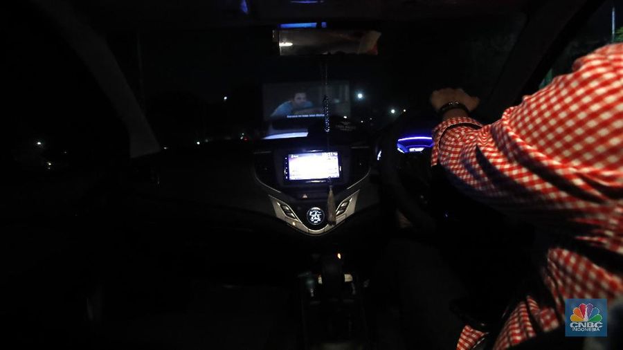Sejumlah mobil terparkir di bioskop Skylight Cinema Senayan Park, Jakarta, Rabu (9/9/2020). Pandemi Covid-19 menimbulkan gaya hidup baru dalam menonton film. (CNBC Indonesia/Tri Susilo)

Gaya hidup baru menonton film itu dapat disaksikan di mall terbaru di Jakarta Pusat bernama Senayan Park, Sebuah bioskop dengan konsep drive in ditampilkan.  

Bioskop bernama Skylight Cinema itu hadir mulai 5 September sampai 30 September 2020.

Di bioskop tersebut penonton tidak mendapatkan bangku untuk menonton film. Melainkan mereka akan menonton di dalam mobil masing-masing yang diparkir di sebuah halaman luas.

Skylight Cinema menyediakan dua cinema yang dapat menampung 105 mobil setiap sesinya.

Ada dua sesi pemutaran film setiap harinya yakni sesi pukul 18.30 WIB dan sesi 21.30 WIB.   

Sehingga total ada 210 mobil dapat ditampung setiap hari dalam pemutaran film di Skylight Cinema.

Mobil-mobil terlihat mengantre masuk ke sebuah halaman cinema. Sebelum masuk para penonton dicek suhu tubuh terlebih dahulu.

Para penonton juga wajib menggunakan masker dan membawa handsanitizer sebelum mobil mereka masuk cinema. (CNBC Indonesia/Tri Susilo)