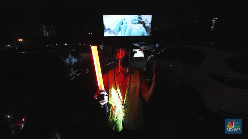 Sejumlah mobil terparkir di bioskop Skylight Cinema Senayan Park, Jakarta, Rabu (9/9/2020). Pandemi Covid-19 menimbulkan gaya hidup baru dalam menonton film. (CNBC Indonesia/Tri Susilo)

Gaya hidup baru menonton film itu dapat disaksikan di mall terbaru di Jakarta Pusat bernama Senayan Park, Sebuah bioskop dengan konsep drive in ditampilkan.  

Bioskop bernama Skylight Cinema itu hadir mulai 5 September sampai 30 September 2020.

Di bioskop tersebut penonton tidak mendapatkan bangku untuk menonton film. Melainkan mereka akan menonton di dalam mobil masing-masing yang diparkir di sebuah halaman luas.

Skylight Cinema menyediakan dua cinema yang dapat menampung 105 mobil setiap sesinya.

Ada dua sesi pemutaran film setiap harinya yakni sesi pukul 18.30 WIB dan sesi 21.30 WIB.   

Sehingga total ada 210 mobil dapat ditampung setiap hari dalam pemutaran film di Skylight Cinema.

Mobil-mobil terlihat mengantre masuk ke sebuah halaman cinema. Sebelum masuk para penonton dicek suhu tubuh terlebih dahulu.

Para penonton juga wajib menggunakan masker dan membawa handsanitizer sebelum mobil mereka masuk cinema. (CNBC Indonesia/Tri Susilo)