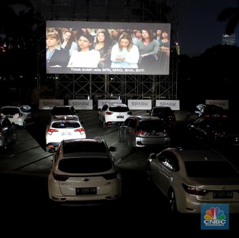 Begini Nih, Sensasi Nonton Bioskop 'Drive In' dari Mobil