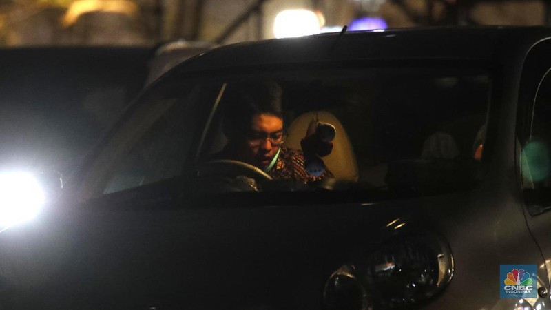 Sejumlah mobil terparkir di bioskop Skylight Cinema Senayan Park, Jakarta, Rabu (9/9/2020). Pandemi Covid-19 menimbulkan gaya hidup baru dalam menonton film. (CNBC Indonesia/Tri Susilo)

Gaya hidup baru menonton film itu dapat disaksikan di mall terbaru di Jakarta Pusat bernama Senayan Park, Sebuah bioskop dengan konsep drive in ditampilkan.  

Bioskop bernama Skylight Cinema itu hadir mulai 5 September sampai 30 September 2020.

Di bioskop tersebut penonton tidak mendapatkan bangku untuk menonton film. Melainkan mereka akan menonton di dalam mobil masing-masing yang diparkir di sebuah halaman luas.

Skylight Cinema menyediakan dua cinema yang dapat menampung 105 mobil setiap sesinya.

Ada dua sesi pemutaran film setiap harinya yakni sesi pukul 18.30 WIB dan sesi 21.30 WIB.   

Sehingga total ada 210 mobil dapat ditampung setiap hari dalam pemutaran film di Skylight Cinema.

Mobil-mobil terlihat mengantre masuk ke sebuah halaman cinema. Sebelum masuk para penonton dicek suhu tubuh terlebih dahulu.

Para penonton juga wajib menggunakan masker dan membawa handsanitizer sebelum mobil mereka masuk cinema. (CNBC Indonesia/Tri Susilo)