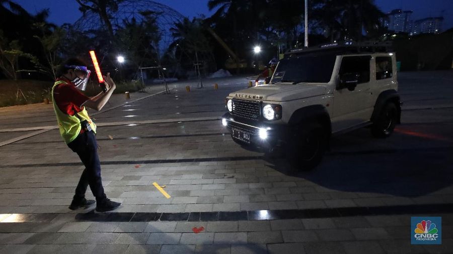 Sejumlah mobil terparkir di bioskop Skylight Cinema Senayan Park, Jakarta, Rabu (9/9/2020). Pandemi Covid-19 menimbulkan gaya hidup baru dalam menonton film. (CNBC Indonesia/Tri Susilo)

Gaya hidup baru menonton film itu dapat disaksikan di mall terbaru di Jakarta Pusat bernama Senayan Park, Sebuah bioskop dengan konsep drive in ditampilkan.  

Bioskop bernama Skylight Cinema itu hadir mulai 5 September sampai 30 September 2020.

Di bioskop tersebut penonton tidak mendapatkan bangku untuk menonton film. Melainkan mereka akan menonton di dalam mobil masing-masing yang diparkir di sebuah halaman luas.

Skylight Cinema menyediakan dua cinema yang dapat menampung 105 mobil setiap sesinya.

Ada dua sesi pemutaran film setiap harinya yakni sesi pukul 18.30 WIB dan sesi 21.30 WIB.   

Sehingga total ada 210 mobil dapat ditampung setiap hari dalam pemutaran film di Skylight Cinema.

Mobil-mobil terlihat mengantre masuk ke sebuah halaman cinema. Sebelum masuk para penonton dicek suhu tubuh terlebih dahulu.

Para penonton juga wajib menggunakan masker dan membawa handsanitizer sebelum mobil mereka masuk cinema. (CNBC Indonesia/Tri Susilo)