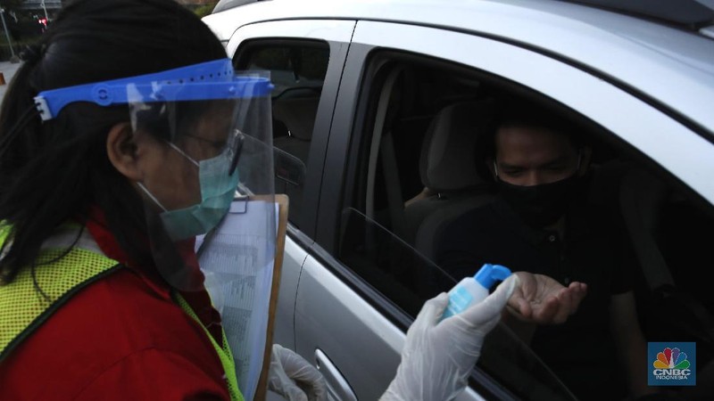 Sejumlah mobil terparkir di bioskop Skylight Cinema Senayan Park, Jakarta, Rabu (9/9/2020). Pandemi Covid-19 menimbulkan gaya hidup baru dalam menonton film. (CNBC Indonesia/Tri Susilo)

Gaya hidup baru menonton film itu dapat disaksikan di mall terbaru di Jakarta Pusat bernama Senayan Park, Sebuah bioskop dengan konsep drive in ditampilkan.  

Bioskop bernama Skylight Cinema itu hadir mulai 5 September sampai 30 September 2020.

Di bioskop tersebut penonton tidak mendapatkan bangku untuk menonton film. Melainkan mereka akan menonton di dalam mobil masing-masing yang diparkir di sebuah halaman luas.

Skylight Cinema menyediakan dua cinema yang dapat menampung 105 mobil setiap sesinya.

Ada dua sesi pemutaran film setiap harinya yakni sesi pukul 18.30 WIB dan sesi 21.30 WIB.   

Sehingga total ada 210 mobil dapat ditampung setiap hari dalam pemutaran film di Skylight Cinema.

Mobil-mobil terlihat mengantre masuk ke sebuah halaman cinema. Sebelum masuk para penonton dicek suhu tubuh terlebih dahulu.

Para penonton juga wajib menggunakan masker dan membawa handsanitizer sebelum mobil mereka masuk cinema. (CNBC Indonesia/Tri Susilo)