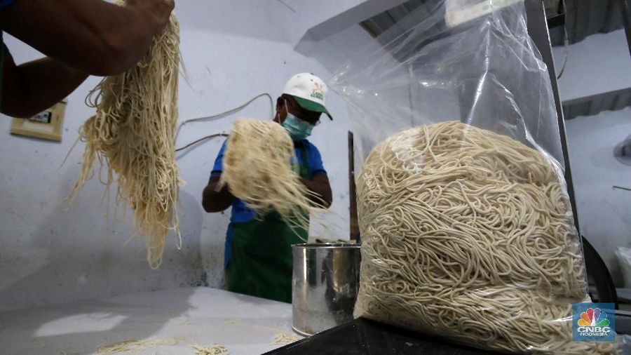Pekerja menyelesaikan proses pembuatan mie di rumah produksi Mie Karya Abadi, Ciledug, Kota Tangerang, Banten, Rabu, (9/9/2020). Produksi mie rumahan tersebut menurun dari 1,5 ton perhari menjadi 1 ton perhari. (CNBC Indonesia/Tri Susilo)

Pandemi Covid-19 hampir memukul semua sektor, terutama sektor ekonomi UMKM yang lama telah lama ditekuni oleh Samino (63).

Menurut Samino 