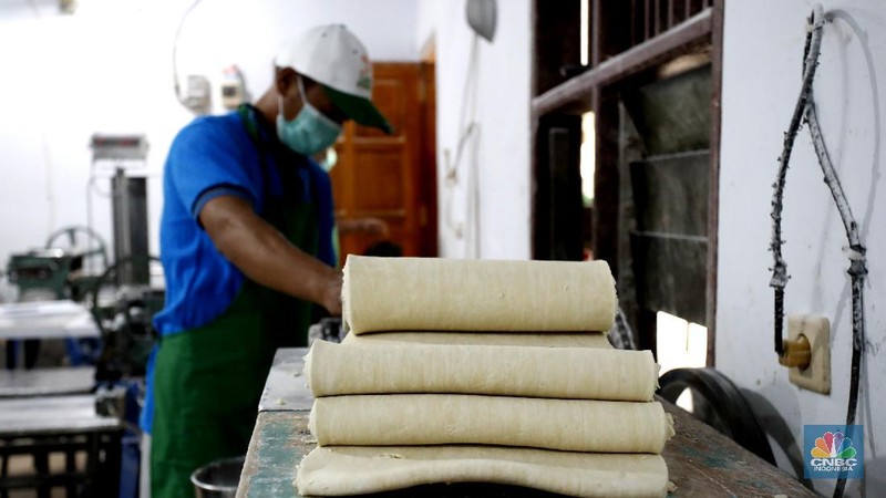 Pekerja menyelesaikan proses pembuatan mie di rumah produksi Mie Karya Abadi, Ciledug, Kota Tangerang, Banten, Rabu, (9/9/2020). Produksi mie rumahan tersebut menurun dari 1,5 ton perhari menjadi 1 ton perhari. (CNBC Indonesia/Tri Susilo)

Pandemi Covid-19 hampir memukul semua sektor, terutama sektor ekonomi UMKM yang lama telah lama ditekuni oleh Samino (63).

Menurut Samino 