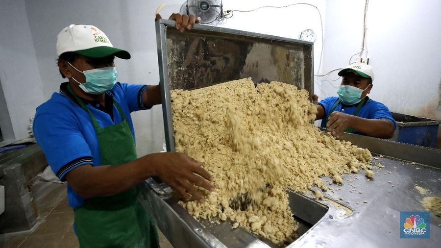 Pekerja menyelesaikan proses pembuatan mie di rumah produksi Mie Karya Abadi, Ciledug, Kota Tangerang, Banten, Rabu, (9/9/2020). Produksi mie rumahan tersebut menurun dari 1,5 ton perhari menjadi 1 ton perhari. (CNBC Indonesia/Tri Susilo)

Pandemi Covid-19 hampir memukul semua sektor, terutama sektor ekonomi UMKM yang lama telah lama ditekuni oleh Samino (63).

Menurut Samino 