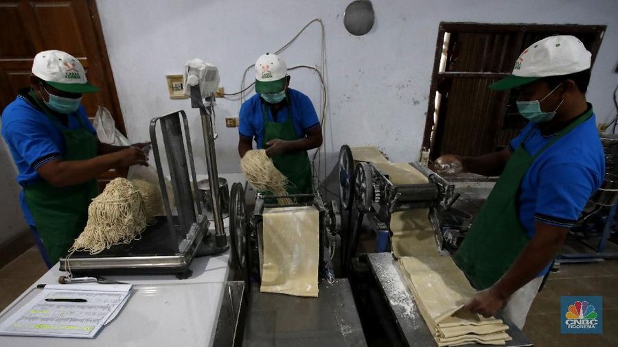 Pekerja menyelesaikan proses pembuatan mie di rumah produksi Mie Karya Abadi, Ciledug, Kota Tangerang, Banten, Rabu, (9/9/2020). Produksi mie rumahan tersebut menurun dari 1,5 ton perhari menjadi 1 ton perhari. (CNBC Indonesia/Tri Susilo)

Pandemi Covid-19 hampir memukul semua sektor, terutama sektor ekonomi UMKM yang lama telah lama ditekuni oleh Samino (63).

Menurut Samino 