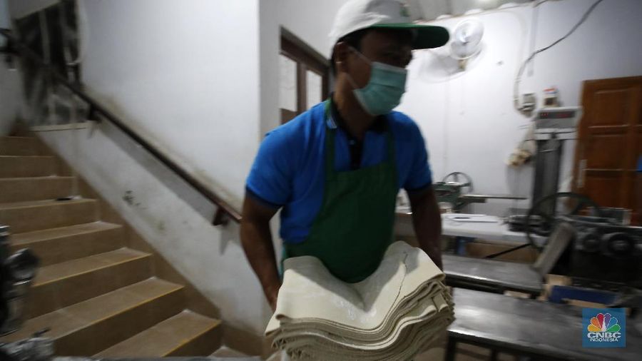 Pekerja menyelesaikan proses pembuatan mie di rumah produksi Mie Karya Abadi, Ciledug, Kota Tangerang, Banten, Rabu, (9/9/2020). Produksi mie rumahan tersebut menurun dari 1,5 ton perhari menjadi 1 ton perhari. (CNBC Indonesia/Tri Susilo)

Pandemi Covid-19 hampir memukul semua sektor, terutama sektor ekonomi UMKM yang lama telah lama ditekuni oleh Samino (63).

Menurut Samino 
