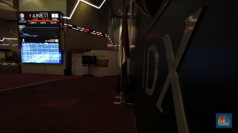 Laju bursa saham domestik langsung tertekan dalam pada perdagangan hari ini, Kamis (10/9/2020) usai Pemerintah Provinsi DKI Jakarta mengumumkan akan memberlakukan kebijakan pembatasan sosial berskala besar (PSBB) mulai Senin pekan depan.

Sontak, investor di pasar saham bereaksi negatif. Indeks Harga Saham Gabungan anjlok lebih dari 4% ke level 4.920,61 poin. Investor asing mencatatkan aksi jual bersih Rp 430,47 miliar sampai dengan pukul 10.18 WIB.  (CNBC Indonesia/ Tri Susilo)