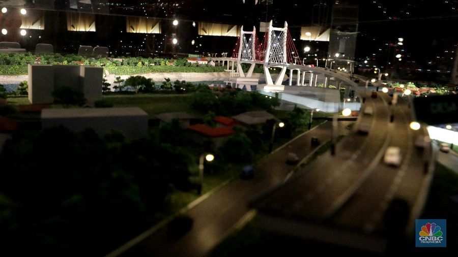 Pengunjung melihat maket jembatan ikonik di Gedung Auditorium Kantor PUPR, Jakarta, Kamis (10/9). Sebagai upaya penyebarluasan informasi dan mengedukasi masyarakat, khususnya generasi muda mengenai pembangunan jembatan, Kementerian Pekerjaan Umum dan Perumahan Rakyat (PUPR
Dalam lima tahun terakhir, PUPR melalui Direktorat Jenderal Bina Marga telah membangun lebih dari 29 kilometer jembatan baru di seluruh Indonesia, yang 11 diantaranya ditampilkan dalam Pameran dan Talkshow Jembatan Ikonik pada 7-11 September.
Jembatan Sei Alalak merupakan jembatan yang didesain untuk dapat menggantikan jembatan Kayu Tangi yang telah berusia 30 tahun dan menjadi jalur utama yang menghubungkan Banjarmasin dengan berbagai wilayah di Kalimantan Selatan dan Kalimantan Timur. Didesain dilintasi kendaraan dengan tonase maksimal 10 ton, lebih kuat dari struktur jembatan lama Kayu Tangi 1 yang berasal dari rangka baja kelas B dengan kemampuan menahan beban kurang dari 8 ton. Selain itu, juga telah diperhitungkan kekuatan jembatan ini dengan konstruksi tahan gempa, dan masa layan hingga 100 tahun.
Jembatan Merah Putih adalah Jembatan Kabel Pancang yang terletak di Kota Ambon , Provinsi Maluku , Indonesia. Jembatan ini membentangi Teluk Dalam Pulau Ambon , yang menghubungkan Desa Rumah Tiga (Poka) di Kecamatan Sirimau pada sisi utara, dan Desa Hative Kecil/Galala di Kecamatan Teluk Ambon pada sisi selatan.
Jembatan Youtefa (sebelumnya bernama Jembatan Holtekamp adalah jembatan di atas Teluk Youtefa, Provinsi Papua yang menghubungkan Holtekamp dengan Hamadi sepanjang 732 meter dengan lebar 21 meter. Jembatan ini merupakan jembatan tipe Pelengkung Baja yang dapat memperpendek jarak dan waktu tempuh dari Kota Jayapura ke Distrik Muara Tami dan ke Pos Lintas Batas Negara (PLBN) Skouw daerah perbatasan Indonesia – Papua Nugini.
(CNBC Indonesia/ Muhammad Sabki)
