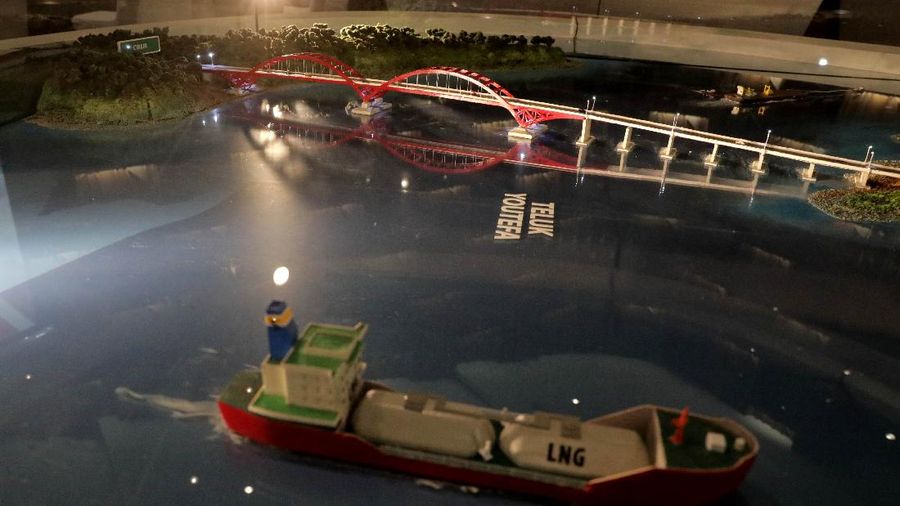 Pengunjung melihat maket jembatan ikonik di Gedung Auditorium Kantor PUPR, Jakarta, Kamis (10/9). Sebagai upaya penyebarluasan informasi dan mengedukasi masyarakat, khususnya generasi muda mengenai pembangunan jembatan, Kementerian Pekerjaan Umum dan Perumahan Rakyat (PUPR
 Dalam lima tahun terakhir, PUPR melalui Direktorat Jenderal Bina Marga telah membangun lebih dari 29 kilometer jembatan baru di seluruh Indonesia, yang 11 diantaranya ditampilkan dalam Pameran dan Talkshow Jembatan Ikonik pada 7-11 September.

Jembatan Sei Alalak merupakan jembatan yang  didesain untuk dapat menggantikan jembatan Kayu Tangi yang telah berusia 30 tahun dan menjadi jalur utama yang menghubungkan Banjarmasin dengan berbagai wilayah di Kalimantan Selatan dan Kalimantan Timur. Didesain dilintasi kendaraan dengan tonase maksimal 10 ton, lebih kuat dari struktur jembatan lama Kayu Tangi 1 yang berasal dari rangka baja kelas B dengan kemampuan menahan beban kurang dari 8 ton. Selain itu, juga telah diperhitungkan kekuatan jembatan ini dengan konstruksi tahan gempa, dan masa layan hingga 100 tahun.

Jembatan Merah Putih adalah Jembatan Kabel Pancang yang terletak di Kota Ambon , Provinsi Maluku , Indonesia. Jembatan ini membentangi Teluk Dalam Pulau Ambon , yang menghubungkan Desa Rumah Tiga (Poka) di Kecamatan Sirimau pada sisi utara, dan Desa Hative Kecil/Galala di Kecamatan Teluk Ambon pada sisi selatan.


Jembatan Youtefa (sebelumnya bernama Jembatan Holtekamp adalah jembatan di atas Teluk Youtefa, Provinsi Papua yang menghubungkan Holtekamp dengan Hamadi sepanjang 732 meter dengan lebar 21 meter. Jembatan ini merupakan jembatan tipe Pelengkung Baja yang dapat memperpendek jarak dan waktu tempuh dari Kota Jayapura ke Distrik Muara Tami dan ke Pos Lintas Batas Negara (PLBN) Skouw daerah perbatasan Indonesia – Papua Nugini.  (CNBC Indonesia/ Muhammad Sabki)