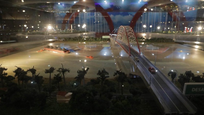 Pengunjung melihat maket jembatan ikonik di Gedung Auditorium Kantor PUPR, Jakarta, Kamis (10/9). Sebagai upaya penyebarluasan informasi dan mengedukasi masyarakat, khususnya generasi muda mengenai pembangunan jembatan, Kementerian Pekerjaan Umum dan Perumahan Rakyat (PUPR
 Dalam lima tahun terakhir, PUPR melalui Direktorat Jenderal Bina Marga telah membangun lebih dari 29 kilometer jembatan baru di seluruh Indonesia, yang 11 diantaranya ditampilkan dalam Pameran dan Talkshow Jembatan Ikonik pada 7-11 September.

Jembatan Sei Alalak merupakan jembatan yang  didesain untuk dapat menggantikan jembatan Kayu Tangi yang telah berusia 30 tahun dan menjadi jalur utama yang menghubungkan Banjarmasin dengan berbagai wilayah di Kalimantan Selatan dan Kalimantan Timur. Didesain dilintasi kendaraan dengan tonase maksimal 10 ton, lebih kuat dari struktur jembatan lama Kayu Tangi 1 yang berasal dari rangka baja kelas B dengan kemampuan menahan beban kurang dari 8 ton. Selain itu, juga telah diperhitungkan kekuatan jembatan ini dengan konstruksi tahan gempa, dan masa layan hingga 100 tahun.

Jembatan Merah Putih adalah Jembatan Kabel Pancang yang terletak di Kota Ambon , Provinsi Maluku , Indonesia. Jembatan ini membentangi Teluk Dalam Pulau Ambon , yang menghubungkan Desa Rumah Tiga (Poka) di Kecamatan Sirimau pada sisi utara, dan Desa Hative Kecil/Galala di Kecamatan Teluk Ambon pada sisi selatan.


Jembatan Youtefa (sebelumnya bernama Jembatan Holtekamp adalah jembatan di atas Teluk Youtefa, Provinsi Papua yang menghubungkan Holtekamp dengan Hamadi sepanjang 732 meter dengan lebar 21 meter. Jembatan ini merupakan jembatan tipe Pelengkung Baja yang dapat memperpendek jarak dan waktu tempuh dari Kota Jayapura ke Distrik Muara Tami dan ke Pos Lintas Batas Negara (PLBN) Skouw daerah perbatasan Indonesia – Papua Nugini.  (CNBC Indonesia/ Muhammad Sabki)