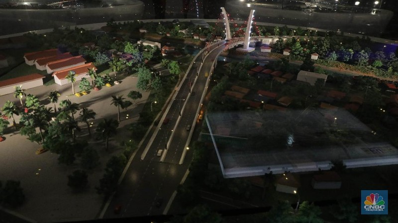 Pengunjung melihat maket jembatan ikonik di Gedung Auditorium Kantor PUPR, Jakarta, Kamis (10/9). Sebagai upaya penyebarluasan informasi dan mengedukasi masyarakat, khususnya generasi muda mengenai pembangunan jembatan, Kementerian Pekerjaan Umum dan Perumahan Rakyat (PUPR
 Dalam lima tahun terakhir, PUPR melalui Direktorat Jenderal Bina Marga telah membangun lebih dari 29 kilometer jembatan baru di seluruh Indonesia, yang 11 diantaranya ditampilkan dalam Pameran dan Talkshow Jembatan Ikonik pada 7-11 September.

Jembatan Sei Alalak merupakan jembatan yang  didesain untuk dapat menggantikan jembatan Kayu Tangi yang telah berusia 30 tahun dan menjadi jalur utama yang menghubungkan Banjarmasin dengan berbagai wilayah di Kalimantan Selatan dan Kalimantan Timur. Didesain dilintasi kendaraan dengan tonase maksimal 10 ton, lebih kuat dari struktur jembatan lama Kayu Tangi 1 yang berasal dari rangka baja kelas B dengan kemampuan menahan beban kurang dari 8 ton. Selain itu, juga telah diperhitungkan kekuatan jembatan ini dengan konstruksi tahan gempa, dan masa layan hingga 100 tahun.

Jembatan Merah Putih adalah Jembatan Kabel Pancang yang terletak di Kota Ambon , Provinsi Maluku , Indonesia. Jembatan ini membentangi Teluk Dalam Pulau Ambon , yang menghubungkan Desa Rumah Tiga (Poka) di Kecamatan Sirimau pada sisi utara, dan Desa Hative Kecil/Galala di Kecamatan Teluk Ambon pada sisi selatan.


Jembatan Youtefa (sebelumnya bernama Jembatan Holtekamp adalah jembatan di atas Teluk Youtefa, Provinsi Papua yang menghubungkan Holtekamp dengan Hamadi sepanjang 732 meter dengan lebar 21 meter. Jembatan ini merupakan jembatan tipe Pelengkung Baja yang dapat memperpendek jarak dan waktu tempuh dari Kota Jayapura ke Distrik Muara Tami dan ke Pos Lintas Batas Negara (PLBN) Skouw daerah perbatasan Indonesia – Papua Nugini.  (CNBC Indonesia/ Muhammad Sabki)