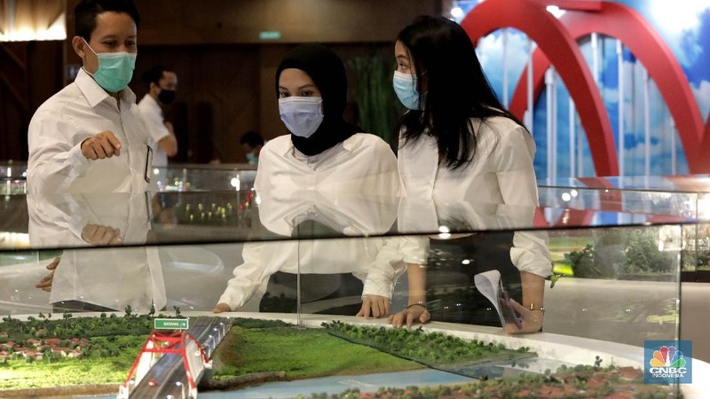 Pengunjung melihat maket jembatan ikonik di Gedung Auditorium Kantor PUPR, Jakarta, Kamis (10/9). Sebagai upaya penyebarluasan informasi dan mengedukasi masyarakat, khususnya generasi muda mengenai pembangunan jembatan, Kementerian Pekerjaan Umum dan Perumahan Rakyat (PUPR
 Dalam lima tahun terakhir, PUPR melalui Direktorat Jenderal Bina Marga telah membangun lebih dari 29 kilometer jembatan baru di seluruh Indonesia, yang 11 diantaranya ditampilkan dalam Pameran dan Talkshow Jembatan Ikonik pada 7-11 September.

Jembatan Sei Alalak merupakan jembatan yang  didesain untuk dapat menggantikan jembatan Kayu Tangi yang telah berusia 30 tahun dan menjadi jalur utama yang menghubungkan Banjarmasin dengan berbagai wilayah di Kalimantan Selatan dan Kalimantan Timur. Didesain dilintasi kendaraan dengan tonase maksimal 10 ton, lebih kuat dari struktur jembatan lama Kayu Tangi 1 yang berasal dari rangka baja kelas B dengan kemampuan menahan beban kurang dari 8 ton. Selain itu, juga telah diperhitungkan kekuatan jembatan ini dengan konstruksi tahan gempa, dan masa layan hingga 100 tahun.

Jembatan Merah Putih adalah Jembatan Kabel Pancang yang terletak di Kota Ambon , Provinsi Maluku , Indonesia. Jembatan ini membentangi Teluk Dalam Pulau Ambon , yang menghubungkan Desa Rumah Tiga (Poka) di Kecamatan Sirimau pada sisi utara, dan Desa Hative Kecil/Galala di Kecamatan Teluk Ambon pada sisi selatan.


Jembatan Youtefa (sebelumnya bernama Jembatan Holtekamp adalah jembatan di atas Teluk Youtefa, Provinsi Papua yang menghubungkan Holtekamp dengan Hamadi sepanjang 732 meter dengan lebar 21 meter. Jembatan ini merupakan jembatan tipe Pelengkung Baja yang dapat memperpendek jarak dan waktu tempuh dari Kota Jayapura ke Distrik Muara Tami dan ke Pos Lintas Batas Negara (PLBN) Skouw daerah perbatasan Indonesia – Papua Nugini.  (CNBC Indonesia/ Muhammad Sabki)