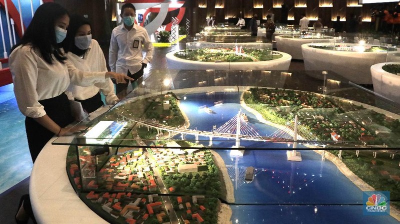 Pengunjung melihat maket jembatan ikonik di Gedung Auditorium Kantor PUPR, Jakarta, Kamis (10/9). Sebagai upaya penyebarluasan informasi dan mengedukasi masyarakat, khususnya generasi muda mengenai pembangunan jembatan, Kementerian Pekerjaan Umum dan Perumahan Rakyat (PUPR
 Dalam lima tahun terakhir, PUPR melalui Direktorat Jenderal Bina Marga telah membangun lebih dari 29 kilometer jembatan baru di seluruh Indonesia, yang 11 diantaranya ditampilkan dalam Pameran dan Talkshow Jembatan Ikonik pada 7-11 September.

Jembatan Sei Alalak merupakan jembatan yang  didesain untuk dapat menggantikan jembatan Kayu Tangi yang telah berusia 30 tahun dan menjadi jalur utama yang menghubungkan Banjarmasin dengan berbagai wilayah di Kalimantan Selatan dan Kalimantan Timur. Didesain dilintasi kendaraan dengan tonase maksimal 10 ton, lebih kuat dari struktur jembatan lama Kayu Tangi 1 yang berasal dari rangka baja kelas B dengan kemampuan menahan beban kurang dari 8 ton. Selain itu, juga telah diperhitungkan kekuatan jembatan ini dengan konstruksi tahan gempa, dan masa layan hingga 100 tahun.

Jembatan Merah Putih adalah Jembatan Kabel Pancang yang terletak di Kota Ambon , Provinsi Maluku , Indonesia. Jembatan ini membentangi Teluk Dalam Pulau Ambon , yang menghubungkan Desa Rumah Tiga (Poka) di Kecamatan Sirimau pada sisi utara, dan Desa Hative Kecil/Galala di Kecamatan Teluk Ambon pada sisi selatan.


Jembatan Youtefa (sebelumnya bernama Jembatan Holtekamp adalah jembatan di atas Teluk Youtefa, Provinsi Papua yang menghubungkan Holtekamp dengan Hamadi sepanjang 732 meter dengan lebar 21 meter. Jembatan ini merupakan jembatan tipe Pelengkung Baja yang dapat memperpendek jarak dan waktu tempuh dari Kota Jayapura ke Distrik Muara Tami dan ke Pos Lintas Batas Negara (PLBN) Skouw daerah perbatasan Indonesia – Papua Nugini.  (CNBC Indonesia/ Muhammad Sabki)