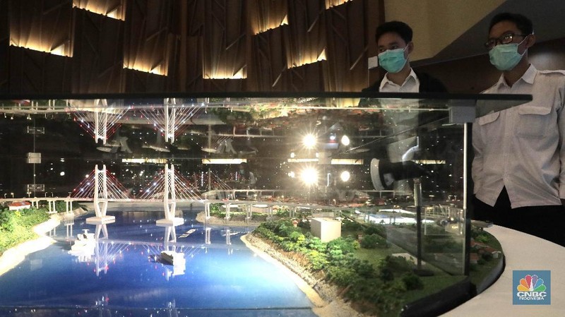 Pengunjung melihat maket jembatan ikonik di Gedung Auditorium Kantor PUPR, Jakarta, Kamis (10/9). Sebagai upaya penyebarluasan informasi dan mengedukasi masyarakat, khususnya generasi muda mengenai pembangunan jembatan, Kementerian Pekerjaan Umum dan Perumahan Rakyat (PUPR
 Dalam lima tahun terakhir, PUPR melalui Direktorat Jenderal Bina Marga telah membangun lebih dari 29 kilometer jembatan baru di seluruh Indonesia, yang 11 diantaranya ditampilkan dalam Pameran dan Talkshow Jembatan Ikonik pada 7-11 September.

Jembatan Sei Alalak merupakan jembatan yang  didesain untuk dapat menggantikan jembatan Kayu Tangi yang telah berusia 30 tahun dan menjadi jalur utama yang menghubungkan Banjarmasin dengan berbagai wilayah di Kalimantan Selatan dan Kalimantan Timur. Didesain dilintasi kendaraan dengan tonase maksimal 10 ton, lebih kuat dari struktur jembatan lama Kayu Tangi 1 yang berasal dari rangka baja kelas B dengan kemampuan menahan beban kurang dari 8 ton. Selain itu, juga telah diperhitungkan kekuatan jembatan ini dengan konstruksi tahan gempa, dan masa layan hingga 100 tahun.

Jembatan Merah Putih adalah Jembatan Kabel Pancang yang terletak di Kota Ambon , Provinsi Maluku , Indonesia. Jembatan ini membentangi Teluk Dalam Pulau Ambon , yang menghubungkan Desa Rumah Tiga (Poka) di Kecamatan Sirimau pada sisi utara, dan Desa Hative Kecil/Galala di Kecamatan Teluk Ambon pada sisi selatan.


Jembatan Youtefa (sebelumnya bernama Jembatan Holtekamp adalah jembatan di atas Teluk Youtefa, Provinsi Papua yang menghubungkan Holtekamp dengan Hamadi sepanjang 732 meter dengan lebar 21 meter. Jembatan ini merupakan jembatan tipe Pelengkung Baja yang dapat memperpendek jarak dan waktu tempuh dari Kota Jayapura ke Distrik Muara Tami dan ke Pos Lintas Batas Negara (PLBN) Skouw daerah perbatasan Indonesia – Papua Nugini.  (CNBC Indonesia/ Muhammad Sabki)