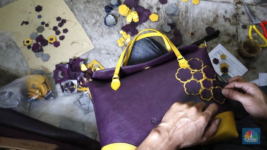 Pekerja sedang menyelesaikan pembuatan tas yang berabahan kulit domba di Kawasan, Pengadegan, Jakarta, Kamis (10/9/2020). Dalam sebulan pekerja mampu menyelesaikan 1000 pcs selama satu bulan. (CNBC Indonesia/Tri Susilo) 

Pendemi Covid memukul semua usaha termasuk UMK yang di telah dijalani beberapa tahun terkahir, salah satu contohnya adalah Tas kulit Biyantie. 

Sebelum pandemi memukul semua sektor usaha pengrajin tas kulit milik Meri Yuarif berkembang pesat dengan pesanan personal maupun online. 

Kini Meri harus memutar otak agar penjulannya kembali bergeliat dipasaran, dengan kencagihan teknologi online dirinya sekarang memasarkan dengan full online seperti Ig, marketplace dan Whatshapp. 

Menurut Mery 