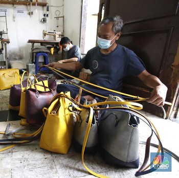 Pandemi Covid-19 Memaksa Pengrajin ini 'Jualan' via Online