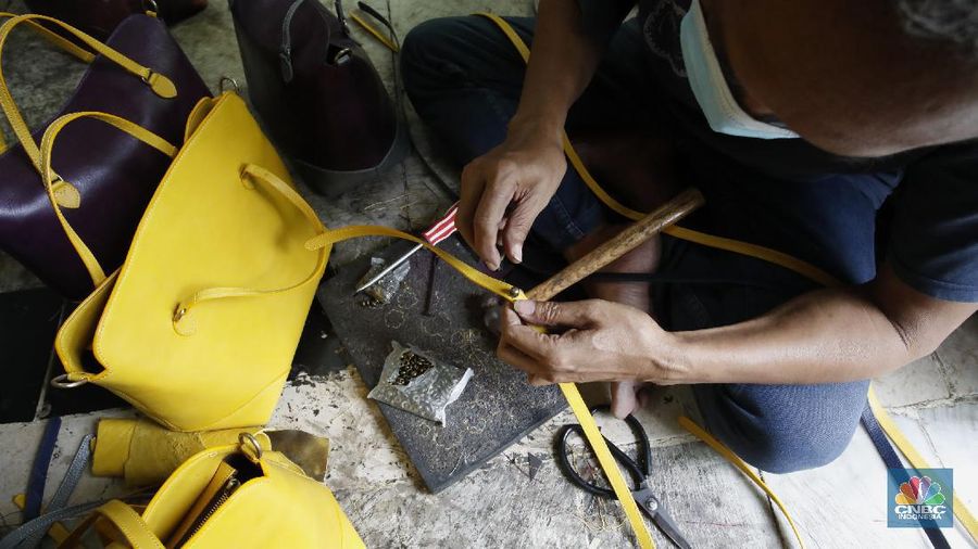 Pekerja sedang menyelesaikan pembuatan tas yang berabahan kulit domba di Kawasan, Pengadegan, Jakarta, Kamis (10/9/2020). Dalam sebulan pekerja mampu menyelesaikan 1000 pcs selama satu bulan. (CNBC Indonesia/Tri Susilo) 

Pendemi Covid memukul semua usaha termasuk UMK yang di telah dijalani beberapa tahun terkahir, salah satu contohnya adalah Tas kulit Biyantie. 

Sebelum pandemi memukul semua sektor usaha pengrajin tas kulit milik Meri Yuarif berkembang pesat dengan pesanan personal maupun online. 

Kini Meri harus memutar otak agar penjulannya kembali bergeliat dipasaran, dengan kencagihan teknologi online dirinya sekarang memasarkan dengan full online seperti Ig, marketplace dan Whatshapp. 

Menurut Mery 