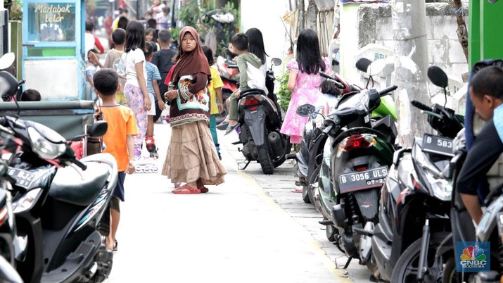 Warga Tidak Menggunakan Makser Aktivitas warga Kelurahan Legoa, Jakarta Utara, Kamis (10/9). Kelurahan Legoa merupakan salah satu kelurahan zona merah di Kecamatan Koja, Jakarta Utara. Pantauan CNBC Indonesia para warga khususnya anak-anak bermain tanpa mengenakan masker. Jumlah kasus positif Covid-19 di Indonesia masih terus bertambah dan telah menembus angka psikologis 200.000. Saat ini total kasus di Jakarta mencapai 50.671 orang, dan masih menjadi yang paling tinggi di Indonesia. Dalam 10 hari pertama September penambahan pasien positif di Jakarta menembus 10.585 orang, artinya penambahan rata-rata pasien positif baru mencapai lebih dari 1.000 orang per hari.Seperti diketahui PSSB total akan berlaku mulai 14 September 2020, selain kegiatan perkantoran ditiadakan juga semua kegiatan yang berkaitan kerumunan hingga tempat hiburan ditutup.
(CNBC Indonesia/ Muhammad Sabki)