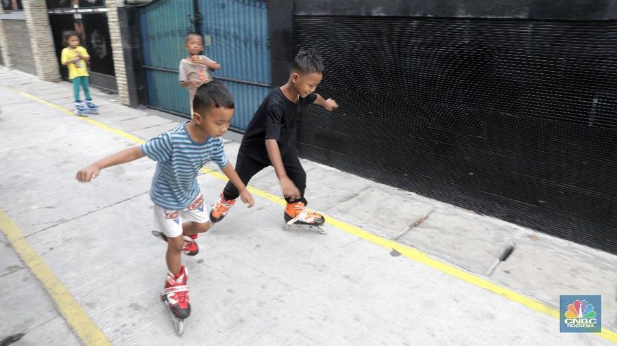 Aktivitas warga Kelurahan Legoa, Jakarta Utara, Kamis (10/9). Kelurahan Legoa merupakan salah satu kelurahan zona merah di Kecamatan Koja, Jakarta Utara. Pantauan CNBC Indonesia para warga khususnya anak-anak bermain tanpa mengenakan masker. Jumlah kasus positif Covid-19 di Indonesia masih terus bertambah dan telah menembus angka psikologis 200.000. Saat ini total kasus di Jakarta mencapai 50.671 orang, dan masih menjadi yang paling tinggi di Indonesia. Dalam 10 hari pertama September penambahan pasien positif di Jakarta menembus 10.585 orang, artinya penambahan rata-rata pasien positif baru mencapai lebih dari 1.000 orang per hari.Seperti diketahui  PSSB total akan berlaku mulai 14 September 2020, selain kegiatan perkantoran ditiadakan juga semua kegiatan yang berkaitan kerumunan hingga tempat hiburan ditutup.

 (CNBC Indonesia/ Muhammad Sabki)