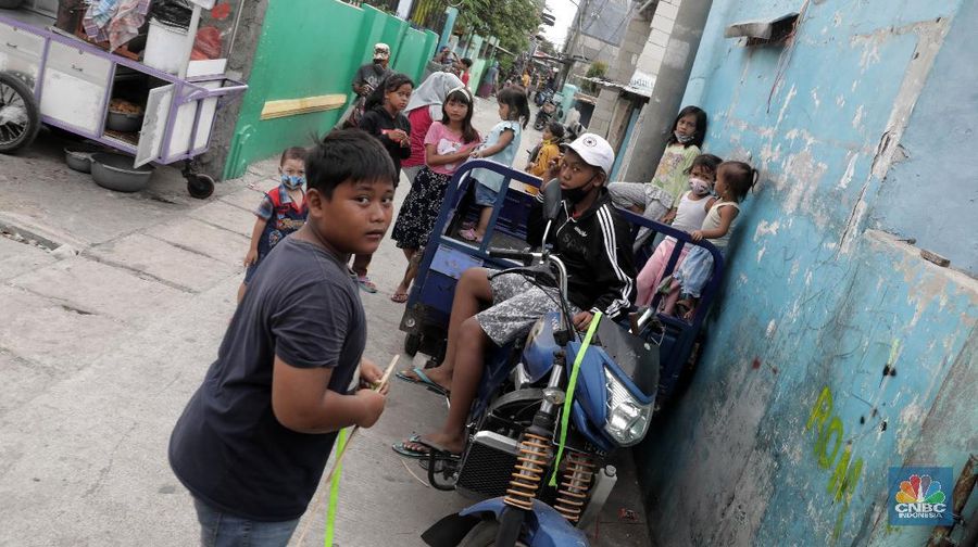 Aktivitas warga Kelurahan Legoa, Jakarta Utara, Kamis (10/9). Kelurahan Legoa merupakan salah satu kelurahan zona merah di Kecamatan Koja, Jakarta Utara. Pantauan CNBC Indonesia para warga khususnya anak-anak bermain tanpa mengenakan masker. Jumlah kasus positif Covid-19 di Indonesia masih terus bertambah dan telah menembus angka psikologis 200.000. Saat ini total kasus di Jakarta mencapai 50.671 orang, dan masih menjadi yang paling tinggi di Indonesia. Dalam 10 hari pertama September penambahan pasien positif di Jakarta menembus 10.585 orang, artinya penambahan rata-rata pasien positif baru mencapai lebih dari 1.000 orang per hari.Seperti diketahui PSSB total akan berlaku mulai 14 September 2020, selain kegiatan perkantoran ditiadakan juga semua kegiatan yang berkaitan kerumunan hingga tempat hiburan ditutup.
(CNBC Indonesia/ Muhammad Sabki)