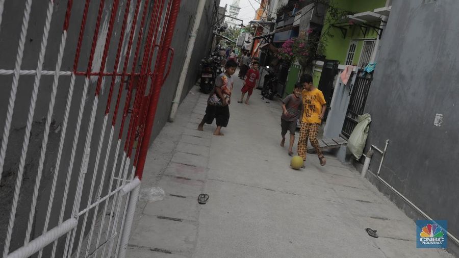 Aktivitas warga Kelurahan Legoa, Jakarta Utara, Kamis (10/9). Kelurahan Legoa merupakan salah satu kelurahan zona merah di Kecamatan Koja, Jakarta Utara. Pantauan CNBC Indonesia para warga khususnya anak-anak bermain tanpa mengenakan masker. Jumlah kasus positif Covid-19 di Indonesia masih terus bertambah dan telah menembus angka psikologis 200.000. Saat ini total kasus di Jakarta mencapai 50.671 orang, dan masih menjadi yang paling tinggi di Indonesia. Dalam 10 hari pertama September penambahan pasien positif di Jakarta menembus 10.585 orang, artinya penambahan rata-rata pasien positif baru mencapai lebih dari 1.000 orang per hari.Seperti diketahui  PSSB total akan berlaku mulai 14 September 2020, selain kegiatan perkantoran ditiadakan juga semua kegiatan yang berkaitan kerumunan hingga tempat hiburan ditutup.

 (CNBC Indonesia/ Muhammad Sabki)