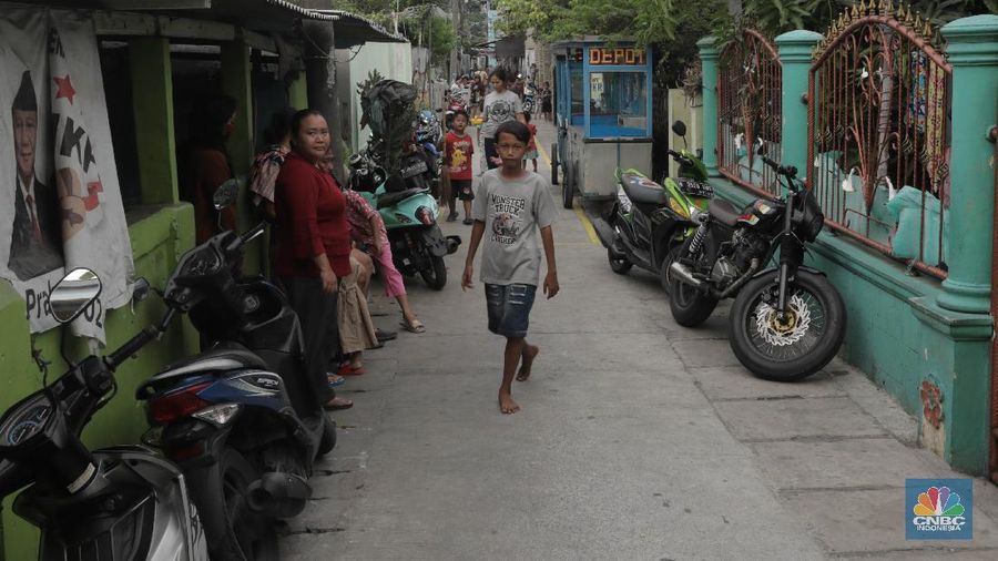 Aktivitas warga Kelurahan Legoa, Jakarta Utara, Kamis (10/9). Kelurahan Legoa merupakan salah satu kelurahan zona merah di Kecamatan Koja, Jakarta Utara. Pantauan CNBC Indonesia para warga khususnya anak-anak bermain tanpa mengenakan masker. Jumlah kasus positif Covid-19 di Indonesia masih terus bertambah dan telah menembus angka psikologis 200.000. Saat ini total kasus di Jakarta mencapai 50.671 orang, dan masih menjadi yang paling tinggi di Indonesia. Dalam 10 hari pertama September penambahan pasien positif di Jakarta menembus 10.585 orang, artinya penambahan rata-rata pasien positif baru mencapai lebih dari 1.000 orang per hari.Seperti diketahui  PSSB total akan berlaku mulai 14 September 2020, selain kegiatan perkantoran ditiadakan juga semua kegiatan yang berkaitan kerumunan hingga tempat hiburan ditutup.

 (CNBC Indonesia/ Muhammad Sabki)