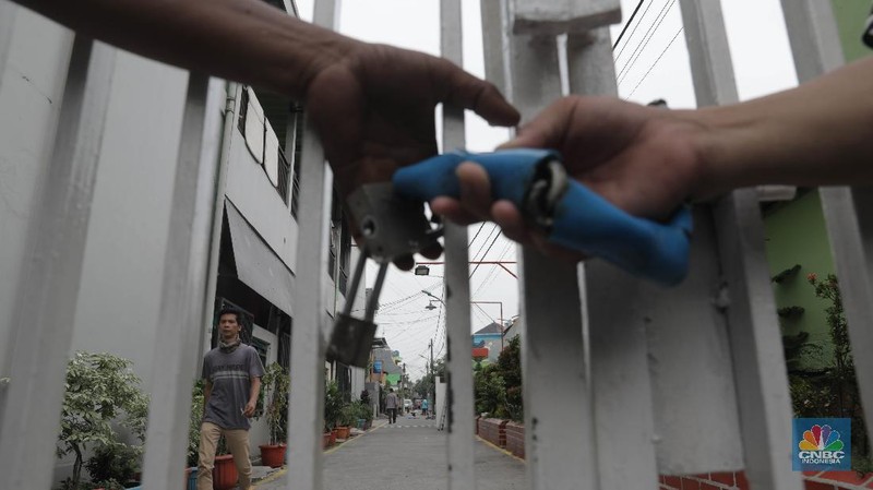 Aktivitas warga Kelurahan Legoa, Jakarta Utara, Kamis (10/9). Kelurahan Legoa merupakan salah satu kelurahan zona merah di Kecamatan Koja, Jakarta Utara. Pantauan CNBC Indonesia para warga khususnya anak-anak bermain tanpa mengenakan masker. Jumlah kasus positif Covid-19 di Indonesia masih terus bertambah dan telah menembus angka psikologis 200.000. Saat ini total kasus di Jakarta mencapai 50.671 orang, dan masih menjadi yang paling tinggi di Indonesia. Dalam 10 hari pertama September penambahan pasien positif di Jakarta menembus 10.585 orang, artinya penambahan rata-rata pasien positif baru mencapai lebih dari 1.000 orang per hari.Seperti diketahui  PSSB total akan berlaku mulai 14 September 2020, selain kegiatan perkantoran ditiadakan juga semua kegiatan yang berkaitan kerumunan hingga tempat hiburan ditutup.

 (CNBC Indonesia/ Muhammad Sabki)