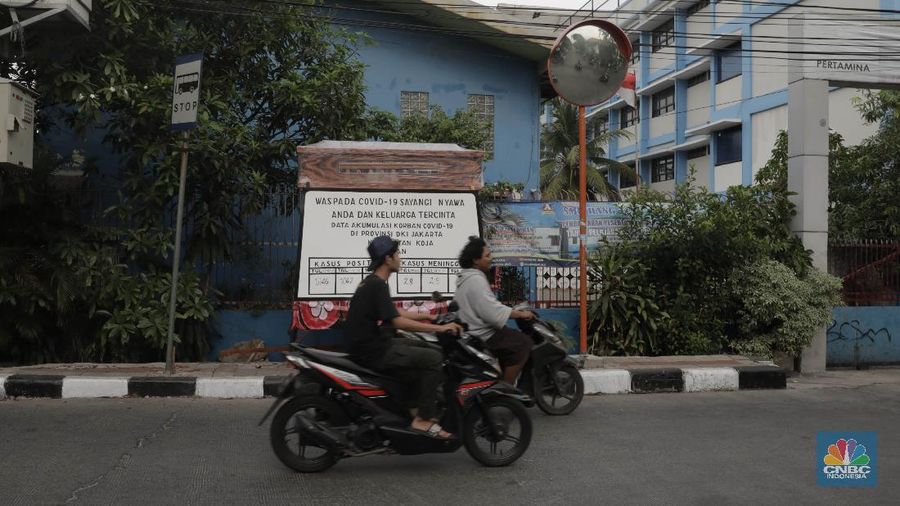 Aktivitas warga Kelurahan Legoa, Jakarta Utara, Kamis (10/9). Kelurahan Legoa merupakan salah satu kelurahan zona merah di Kecamatan Koja, Jakarta Utara. Pantauan CNBC Indonesia para warga khususnya anak-anak bermain tanpa mengenakan masker. Jumlah kasus positif Covid-19 di Indonesia masih terus bertambah dan telah menembus angka psikologis 200.000. Saat ini total kasus di Jakarta mencapai 50.671 orang, dan masih menjadi yang paling tinggi di Indonesia. Dalam 10 hari pertama September penambahan pasien positif di Jakarta menembus 10.585 orang, artinya penambahan rata-rata pasien positif baru mencapai lebih dari 1.000 orang per hari.Seperti diketahui  PSSB total akan berlaku mulai 14 September 2020, selain kegiatan perkantoran ditiadakan juga semua kegiatan yang berkaitan kerumunan hingga tempat hiburan ditutup.

 (CNBC Indonesia/ Muhammad Sabki)