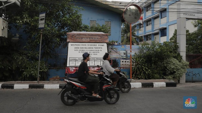Aktivitas warga Kelurahan Legoa, Jakarta Utara, Kamis (10/9). Kelurahan Legoa merupakan salah satu kelurahan zona merah di Kecamatan Koja, Jakarta Utara. Pantauan CNBC Indonesia para warga khususnya anak-anak bermain tanpa mengenakan masker. Jumlah kasus positif Covid-19 di Indonesia masih terus bertambah dan telah menembus angka psikologis 200.000. Saat ini total kasus di Jakarta mencapai 50.671 orang, dan masih menjadi yang paling tinggi di Indonesia. Dalam 10 hari pertama September penambahan pasien positif di Jakarta menembus 10.585 orang, artinya penambahan rata-rata pasien positif baru mencapai lebih dari 1.000 orang per hari.Seperti diketahui  PSSB total akan berlaku mulai 14 September 2020, selain kegiatan perkantoran ditiadakan juga semua kegiatan yang berkaitan kerumunan hingga tempat hiburan ditutup.

 (CNBC Indonesia/ Muhammad Sabki)