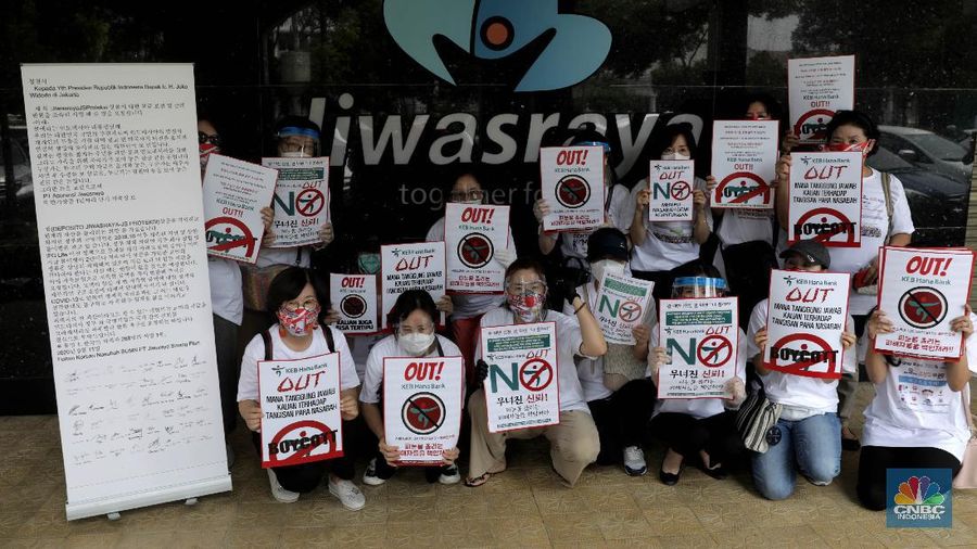Puluhan nasabah Jiwasraya yang tergabung dalam Forum Korban Jiwasraya melakukan aksi damai di Kantor Pusat Jiwasraya, Jakarta, Jumat, 11/9. Aksi tersebut dilakukan karena tidak adanya kejelasan mengenai pencairan dana bagi para nasabah korban Jiwasraya Saving Planyang sudah lewat jatuh tempo selama 2 tahun. Sebelumnya, Jiwasraya mengklaim membayarkan tunggakan kepada sebagian nasabah senilai Rp470 miliar pada akhir Maret lalu. Direktur Utama Jiwasraya Hexana Tri Sasongko mengatakan pembayaran utang klaim diberikan kepada 15 ribu nasabah pemegang polis tradisional. (CNBC Indonesia/ Muhammad Sabki)