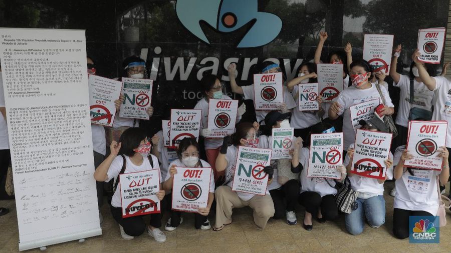 Puluhan nasabah Jiwasraya yang tergabung dalam Forum Korban Jiwasraya melakukan aksi damai di Kantor Pusat Jiwasraya, Jakarta, Jumat, 11/9. Aksi tersebut dilakukan karena tidak adanya kejelasan mengenai pencairan dana bagi para nasabah korban Jiwasraya Saving Planyang sudah lewat jatuh tempo selama 2 tahun. Sebelumnya, Jiwasraya mengklaim membayarkan tunggakan kepada sebagian nasabah senilai Rp470 miliar pada akhir Maret lalu. Direktur Utama Jiwasraya Hexana Tri Sasongko mengatakan pembayaran utang klaim diberikan kepada 15 ribu nasabah pemegang polis tradisional. (վ/ Muhammad Sabki)