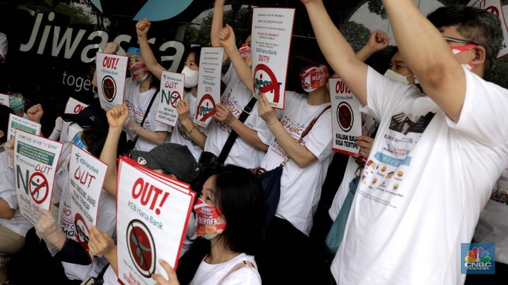 demo nasabah jiwasraya di kantor jiwasraya Puluhan nasabah Jiwasraya yang tergabung dalam Forum Korban Jiwasraya melakukan aksi damai di Kantor Pusat Jiwasraya, Jakarta, Jumat, 11/9. Aksi tersebut dilakukan karena tidak adanya kejelasan mengenai pencairan dana bagi para nasabah korban Jiwasraya Saving Planyang sudah lewat jatuh tempo selama 2 tahun. Sebelumnya, Jiwasraya mengklaim membayarkan tunggakan kepada sebagian nasabah senilai Rp470 miliar pada akhir Maret lalu. Direktur Utama Jiwasraya Hexana Tri Sasongko mengatakan pembayaran utang klaim diberikan kepada 15 ribu nasabah pemegang polis tradisional. (CNBC Indonesia/ Muhammad Sabki)