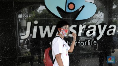 demo nasabah jiwasraya di kantor jiwasraya Puluhan nasabah Jiwasraya yang tergabung dalam Forum Korban Jiwasraya melakukan aksi damai di Kantor Pusat Jiwasraya, Jakarta, Jumat, 11/9. Aksi tersebut dilakukan karena tidak adanya kejelasan mengenai pencairan dana bagi para nasabah korban Jiwasraya Saving Planyang sudah lewat jatuh tempo selama 2 tahun. Sebelumnya, Jiwasraya mengklaim membayarkan tunggakan kepada sebagian nasabah senilai Rp470 miliar pada akhir Maret lalu. Direktur Utama Jiwasraya Hexana Tri Sasongko mengatakan pembayaran utang klaim diberikan kepada 15 ribu nasabah pemegang polis tradisional. (CNBC Indonesia/ Muhammad Sabki)