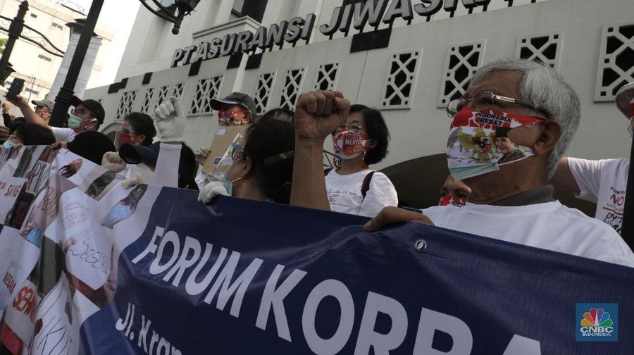 Puluhan nasabah Jiwasraya yang tergabung dalam Forum Korban Jiwasraya melakukan aksi damai di Kantor Pusat Jiwasraya, Jakarta, Jumat, 11/9. Aksi tersebut dilakukan karena tidak adanya kejelasan mengenai pencairan dana bagi para nasabah korban Jiwasraya Saving Planyang sudah lewat jatuh tempo selama 2 tahun. Sebelumnya, Jiwasraya mengklaim membayarkan tunggakan kepada sebagian nasabah senilai Rp470 miliar pada akhir Maret lalu. Direktur Utama Jiwasraya Hexana Tri Sasongko mengatakan pembayaran utang klaim diberikan kepada 15 ribu nasabah pemegang polis tradisional. (CNBC Indonesia/ Muhammad Sabki)