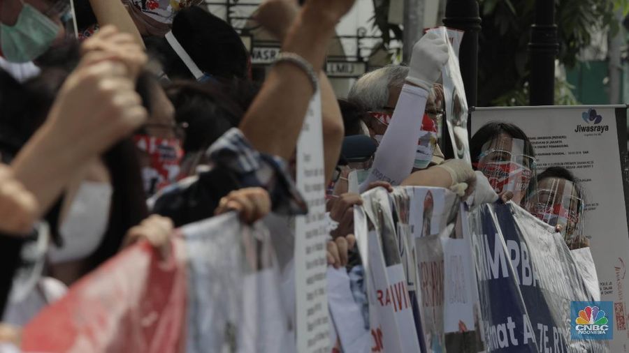 Puluhan nasabah Jiwasraya yang tergabung dalam Forum Korban Jiwasraya melakukan aksi damai di Kantor Pusat Jiwasraya, Jakarta, Jumat, 11/9. Aksi tersebut dilakukan karena tidak adanya kejelasan mengenai pencairan dana bagi para nasabah korban Jiwasraya Saving Planyang sudah lewat jatuh tempo selama 2 tahun. Sebelumnya, Jiwasraya mengklaim membayarkan tunggakan kepada sebagian nasabah senilai Rp470 miliar pada akhir Maret lalu. Direktur Utama Jiwasraya Hexana Tri Sasongko mengatakan pembayaran utang klaim diberikan kepada 15 ribu nasabah pemegang polis tradisional. (CNBC Indonesia/ Muhammad Sabki)