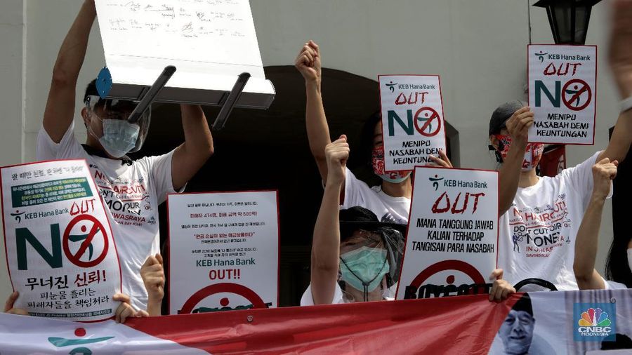 Puluhan nasabah Jiwasraya yang tergabung dalam Forum Korban Jiwasraya melakukan aksi damai di Kantor Pusat Jiwasraya, Jakarta, Jumat, 11/9. Aksi tersebut dilakukan karena tidak adanya kejelasan mengenai pencairan dana bagi para nasabah korban Jiwasraya Saving Planyang sudah lewat jatuh tempo selama 2 tahun. Sebelumnya, Jiwasraya mengklaim membayarkan tunggakan kepada sebagian nasabah senilai Rp470 miliar pada akhir Maret lalu. Direktur Utama Jiwasraya Hexana Tri Sasongko mengatakan pembayaran utang klaim diberikan kepada 15 ribu nasabah pemegang polis tradisional. (CNBC Indonesia/ Muhammad Sabki)