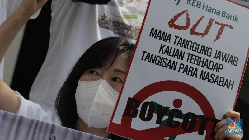 Puluhan nasabah Jiwasraya yang tergabung dalam Forum Korban Jiwasraya melakukan aksi damai di Kantor Pusat Jiwasraya, Jakarta, Jumat, 11/9. Aksi tersebut dilakukan karena tidak adanya kejelasan mengenai pencairan dana bagi para nasabah korban Jiwasraya Saving Planyang sudah lewat jatuh tempo selama 2 tahun. Sebelumnya, Jiwasraya mengklaim membayarkan tunggakan kepada sebagian nasabah senilai Rp470 miliar pada akhir Maret lalu. Direktur Utama Jiwasraya Hexana Tri Sasongko mengatakan pembayaran utang klaim diberikan kepada 15 ribu nasabah pemegang polis tradisional. (CNBC Indonesia/ Muhammad Sabki)