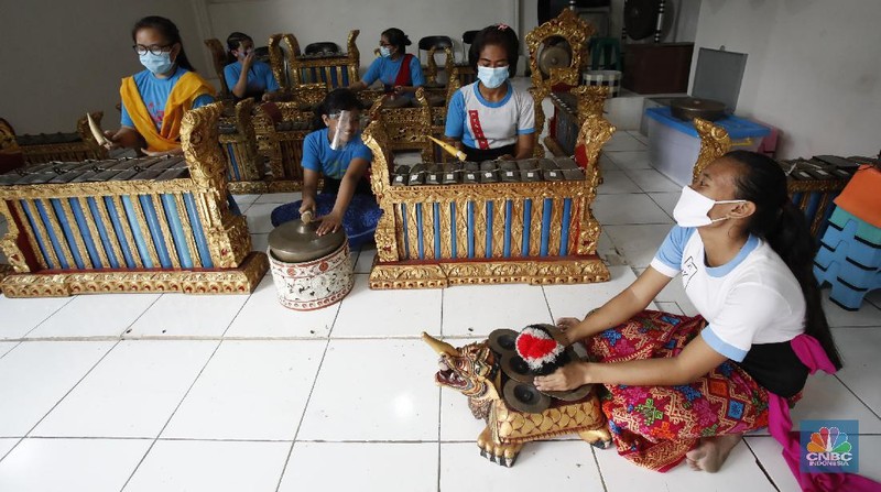 Sejumlah anak berlatih tari disanggar seni Nyalian Mas di Bekasi, Jawa Barat, Jumat (11/9/2020). Di Kampung Bali, Harapan Jaya, Bekasi pengunjung dapat lebih mengenal seni dan budaya Bali. (CNBC Indonesia/Tri Susilo)

Pemerintah Kota Bekasi berencana membuat destinasi wisata baru di Kecamatan Bekasi Utara. Destinasi itu bernama Kampung Bali, terletak di Jalan Merpati, RT 011/09 Harapan Jaya.

Nama Kampung Bali lantaran dekorasi di lokasi itu persis di pulau dewata dan beberapa warga di sana memang berasal dari Bali.

“Jadi saya kira ini akan menjadi satu destinasi yang baik yang perlu dikembangkan di mana keberagaman suku dan budaya yang ada di kita ini perlu dimaksimalkan,” ucap Wakil Walikota Bekasi, Tri Adhianto, kepada awak media beberapa waktu lalu. 

Dia menyampaikan seperti di Kota Bekasi, pada saat ini misalnya juga sudah memiliki beberapa tempat wisata lain yang mungkin dapat dikembangkan kembali.

“Seperti contoh kita sudah ada nama Kampung Betawi, kemarin juga sudah punya Tujuh Sumur yang akan kita kembangkan juga dan ini saya kira ini menjadi salah satu prioritas bagi Pemerintah Kota Bekasi untuk bagaimana kemudian orang tahu, bagaimana orang untuk hadir berkunjung ke destinasi wisata seperti ini,” jelasnya.

Pantauan CNBC Indonesia di lapangan, ornamen-ornamen khas Bali nampak menghiasi jalan-jalan menuju satu kampung tersebut. Terlihat juga, bendera-bendera serta payung-payung. 

Pemerintah Kota Bekasi pada saat ini tengah meningkatkan beberapa wisata lainnya yang ada agar optimal.   (CNBC Indonesia/Tri Susilo)