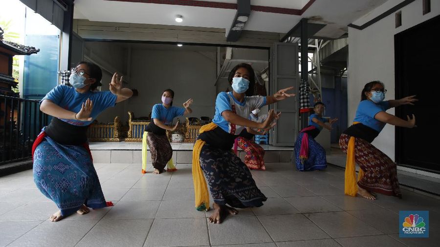 Sejumlah anak berlatih tari disanggar seni Nyalian Mas di Bekasi, Jawa Barat, Jumat (11/9/2020). Di Kampung Bali, Harapan Jaya, Bekasi pengunjung dapat lebih mengenal seni dan budaya Bali. (CNBC Indonesia/Tri Susilo)

Pemerintah Kota Bekasi berencana membuat destinasi wisata baru di Kecamatan Bekasi Utara. Destinasi itu bernama Kampung Bali, terletak di Jalan Merpati, RT 011/09 Harapan Jaya.

Nama Kampung Bali lantaran dekorasi di lokasi itu persis di pulau dewata dan beberapa warga di sana memang berasal dari Bali.

“Jadi saya kira ini akan menjadi satu destinasi yang baik yang perlu dikembangkan di mana keberagaman suku dan budaya yang ada di kita ini perlu dimaksimalkan,” ucap Wakil Walikota Bekasi, Tri Adhianto, kepada awak media beberapa waktu lalu. 

Dia menyampaikan seperti di Kota Bekasi, pada saat ini misalnya juga sudah memiliki beberapa tempat wisata lain yang mungkin dapat dikembangkan kembali.

“Seperti contoh kita sudah ada nama Kampung Betawi, kemarin juga sudah punya Tujuh Sumur yang akan kita kembangkan juga dan ini saya kira ini menjadi salah satu prioritas bagi Pemerintah Kota Bekasi untuk bagaimana kemudian orang tahu, bagaimana orang untuk hadir berkunjung ke destinasi wisata seperti ini,” jelasnya.

Pantauan CNBC Indonesia di lapangan, ornamen-ornamen khas Bali nampak menghiasi jalan-jalan menuju satu kampung tersebut. Terlihat juga, bendera-bendera serta payung-payung. 

Pemerintah Kota Bekasi pada saat ini tengah meningkatkan beberapa wisata lainnya yang ada agar optimal.   (CNBC Indonesia/Tri Susilo)
