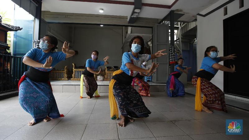 Sejumlah anak berlatih tari disanggar seni Nyalian Mas di Bekasi, Jawa Barat, Jumat (11/9/2020). Di Kampung Bali, Harapan Jaya, Bekasi pengunjung dapat lebih mengenal seni dan budaya Bali. (CNBC Indonesia/Tri Susilo)

Pemerintah Kota Bekasi berencana membuat destinasi wisata baru di Kecamatan Bekasi Utara. Destinasi itu bernama Kampung Bali, terletak di Jalan Merpati, RT 011/09 Harapan Jaya.

Nama Kampung Bali lantaran dekorasi di lokasi itu persis di pulau dewata dan beberapa warga di sana memang berasal dari Bali.

“Jadi saya kira ini akan menjadi satu destinasi yang baik yang perlu dikembangkan di mana keberagaman suku dan budaya yang ada di kita ini perlu dimaksimalkan,” ucap Wakil Walikota Bekasi, Tri Adhianto, kepada awak media beberapa waktu lalu. 

Dia menyampaikan seperti di Kota Bekasi, pada saat ini misalnya juga sudah memiliki beberapa tempat wisata lain yang mungkin dapat dikembangkan kembali.

“Seperti contoh kita sudah ada nama Kampung Betawi, kemarin juga sudah punya Tujuh Sumur yang akan kita kembangkan juga dan ini saya kira ini menjadi salah satu prioritas bagi Pemerintah Kota Bekasi untuk bagaimana kemudian orang tahu, bagaimana orang untuk hadir berkunjung ke destinasi wisata seperti ini,” jelasnya.

Pantauan CNBC Indonesia di lapangan, ornamen-ornamen khas Bali nampak menghiasi jalan-jalan menuju satu kampung tersebut. Terlihat juga, bendera-bendera serta payung-payung. 

Pemerintah Kota Bekasi pada saat ini tengah meningkatkan beberapa wisata lainnya yang ada agar optimal.   (CNBC Indonesia/Tri Susilo)