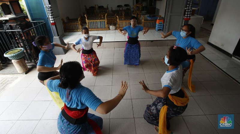 Sejumlah anak berlatih tari disanggar seni Nyalian Mas di Bekasi, Jawa Barat, Jumat (11/9/2020). Di Kampung Bali, Harapan Jaya, Bekasi pengunjung dapat lebih mengenal seni dan budaya Bali. (CNBC Indonesia/Tri Susilo)

Pemerintah Kota Bekasi berencana membuat destinasi wisata baru di Kecamatan Bekasi Utara. Destinasi itu bernama Kampung Bali, terletak di Jalan Merpati, RT 011/09 Harapan Jaya.

Nama Kampung Bali lantaran dekorasi di lokasi itu persis di pulau dewata dan beberapa warga di sana memang berasal dari Bali.

“Jadi saya kira ini akan menjadi satu destinasi yang baik yang perlu dikembangkan di mana keberagaman suku dan budaya yang ada di kita ini perlu dimaksimalkan,” ucap Wakil Walikota Bekasi, Tri Adhianto, kepada awak media beberapa waktu lalu. 

Dia menyampaikan seperti di Kota Bekasi, pada saat ini misalnya juga sudah memiliki beberapa tempat wisata lain yang mungkin dapat dikembangkan kembali.

“Seperti contoh kita sudah ada nama Kampung Betawi, kemarin juga sudah punya Tujuh Sumur yang akan kita kembangkan juga dan ini saya kira ini menjadi salah satu prioritas bagi Pemerintah Kota Bekasi untuk bagaimana kemudian orang tahu, bagaimana orang untuk hadir berkunjung ke destinasi wisata seperti ini,” jelasnya.

Pantauan CNBC Indonesia di lapangan, ornamen-ornamen khas Bali nampak menghiasi jalan-jalan menuju satu kampung tersebut. Terlihat juga, bendera-bendera serta payung-payung. 

Pemerintah Kota Bekasi pada saat ini tengah meningkatkan beberapa wisata lainnya yang ada agar optimal.   (CNBC Indonesia/Tri Susilo)