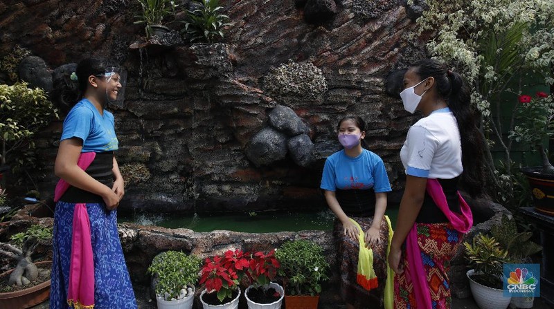 Sejumlah anak berlatih tari disanggar seni Nyalian Mas di Bekasi, Jawa Barat, Jumat (11/9/2020). Di Kampung Bali, Harapan Jaya, Bekasi pengunjung dapat lebih mengenal seni dan budaya Bali. (CNBC Indonesia/Tri Susilo)

Pemerintah Kota Bekasi berencana membuat destinasi wisata baru di Kecamatan Bekasi Utara. Destinasi itu bernama Kampung Bali, terletak di Jalan Merpati, RT 011/09 Harapan Jaya.

Nama Kampung Bali lantaran dekorasi di lokasi itu persis di pulau dewata dan beberapa warga di sana memang berasal dari Bali.

“Jadi saya kira ini akan menjadi satu destinasi yang baik yang perlu dikembangkan di mana keberagaman suku dan budaya yang ada di kita ini perlu dimaksimalkan,” ucap Wakil Walikota Bekasi, Tri Adhianto, kepada awak media beberapa waktu lalu. 

Dia menyampaikan seperti di Kota Bekasi, pada saat ini misalnya juga sudah memiliki beberapa tempat wisata lain yang mungkin dapat dikembangkan kembali.

“Seperti contoh kita sudah ada nama Kampung Betawi, kemarin juga sudah punya Tujuh Sumur yang akan kita kembangkan juga dan ini saya kira ini menjadi salah satu prioritas bagi Pemerintah Kota Bekasi untuk bagaimana kemudian orang tahu, bagaimana orang untuk hadir berkunjung ke destinasi wisata seperti ini,” jelasnya.

Pantauan CNBC Indonesia di lapangan, ornamen-ornamen khas Bali nampak menghiasi jalan-jalan menuju satu kampung tersebut. Terlihat juga, bendera-bendera serta payung-payung. 

Pemerintah Kota Bekasi pada saat ini tengah meningkatkan beberapa wisata lainnya yang ada agar optimal.   (CNBC Indonesia/Tri Susilo)