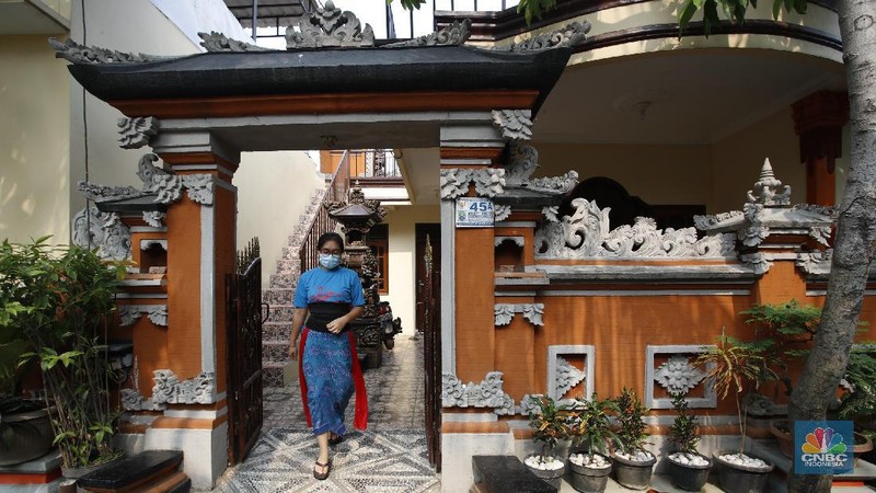 Sejumlah anak berlatih tari disanggar seni Nyalian Mas di Bekasi, Jawa Barat, Jumat (11/9/2020). Di Kampung Bali, Harapan Jaya, Bekasi pengunjung dapat lebih mengenal seni dan budaya Bali. (CNBC Indonesia/Tri Susilo)

Pemerintah Kota Bekasi berencana membuat destinasi wisata baru di Kecamatan Bekasi Utara. Destinasi itu bernama Kampung Bali, terletak di Jalan Merpati, RT 011/09 Harapan Jaya.

Nama Kampung Bali lantaran dekorasi di lokasi itu persis di pulau dewata dan beberapa warga di sana memang berasal dari Bali.

“Jadi saya kira ini akan menjadi satu destinasi yang baik yang perlu dikembangkan di mana keberagaman suku dan budaya yang ada di kita ini perlu dimaksimalkan,” ucap Wakil Walikota Bekasi, Tri Adhianto, kepada awak media beberapa waktu lalu. 

Dia menyampaikan seperti di Kota Bekasi, pada saat ini misalnya juga sudah memiliki beberapa tempat wisata lain yang mungkin dapat dikembangkan kembali.

“Seperti contoh kita sudah ada nama Kampung Betawi, kemarin juga sudah punya Tujuh Sumur yang akan kita kembangkan juga dan ini saya kira ini menjadi salah satu prioritas bagi Pemerintah Kota Bekasi untuk bagaimana kemudian orang tahu, bagaimana orang untuk hadir berkunjung ke destinasi wisata seperti ini,” jelasnya.

Pantauan CNBC Indonesia di lapangan, ornamen-ornamen khas Bali nampak menghiasi jalan-jalan menuju satu kampung tersebut. Terlihat juga, bendera-bendera serta payung-payung. 

Pemerintah Kota Bekasi pada saat ini tengah meningkatkan beberapa wisata lainnya yang ada agar optimal.   (CNBC Indonesia/Tri Susilo)