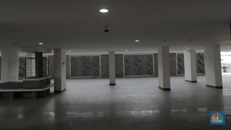 Tenaga kesehatan berjalan di kawasan zona merah Rumah Sakit Darurat Covid-19 Wisma Atlet, Kemayoran Jakarta, 11/9. Satuan Tugas (Satgas) Penanganan Covid-19 menyiapkan tower 5 yang direncanakan beroperasi malam ini untuk fasilitas isolasi mandiri bagi  pasien tanpa gejala. 
Kapasitas tower 5, memiliki  32 lantai 886 kamar di kali 2 bed jadi 1772 kamar tower 5. Koordinator Dokter Lapangan Observasi rumah sakit Darurat Wisma Atlet Muhammad Arifin mengatakan Tower 1-7 semua hidup karena pengecekan lampu. Tower 6&7 tidak full namun sudah terisi 70%.  (CNBC Indonesia/ Muhammad Sabki)