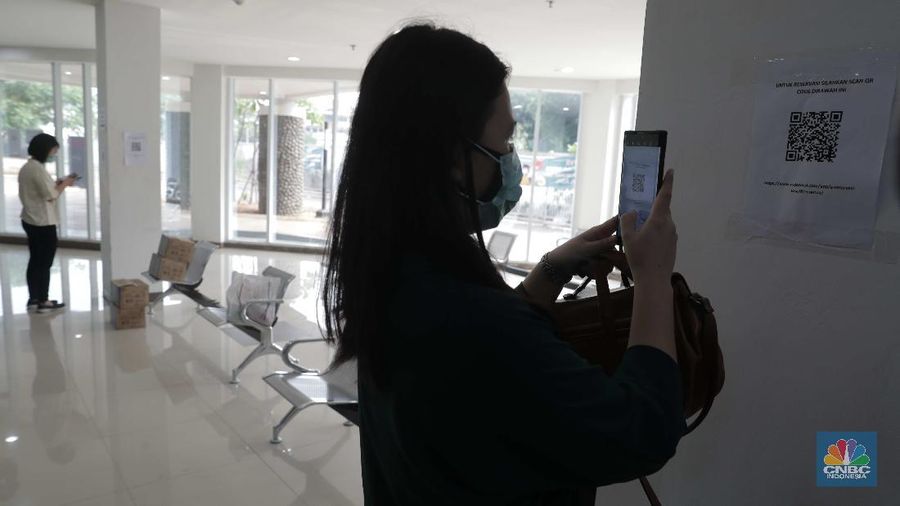 Tenaga kesehatan berjalan di kawasan zona merah Rumah Sakit Darurat Covid-19 Wisma Atlet, Kemayoran Jakarta, 11/9. Satuan Tugas (Satgas) Penanganan Covid-19 menyiapkan tower 5 yang direncanakan beroperasi malam ini untuk fasilitas isolasi mandiri bagi  pasien tanpa gejala. 
Kapasitas tower 5, memiliki  32 lantai 886 kamar di kali 2 bed jadi 1772 kamar tower 5. Koordinator Dokter Lapangan Observasi rumah sakit Darurat Wisma Atlet Muhammad Arifin mengatakan Tower 1-7 semua hidup karena pengecekan lampu. Tower 6&7 tidak full namun sudah terisi 70%.  (CNBC Indonesia/ Muhammad Sabki)