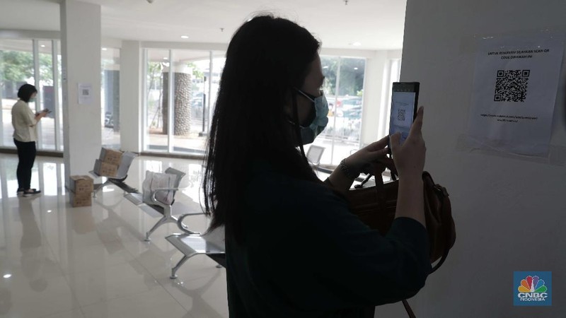 Tenaga kesehatan berjalan di kawasan zona merah Rumah Sakit Darurat Covid-19 Wisma Atlet, Kemayoran Jakarta, 11/9. Satuan Tugas (Satgas) Penanganan Covid-19 menyiapkan tower 5 yang direncanakan beroperasi malam ini untuk fasilitas isolasi mandiri bagi  pasien tanpa gejala. 
Kapasitas tower 5, memiliki  32 lantai 886 kamar di kali 2 bed jadi 1772 kamar tower 5. Koordinator Dokter Lapangan Observasi rumah sakit Darurat Wisma Atlet Muhammad Arifin mengatakan Tower 1-7 semua hidup karena pengecekan lampu. Tower 6&7 tidak full namun sudah terisi 70%.  (CNBC Indonesia/ Muhammad Sabki)