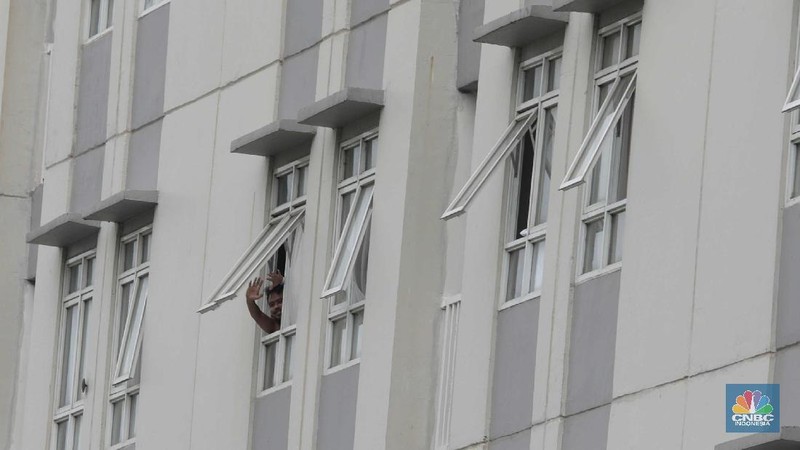 Tenaga kesehatan berjalan di kawasan zona merah Rumah Sakit Darurat Covid-19 Wisma Atlet, Kemayoran Jakarta, 11/9. Satuan Tugas (Satgas) Penanganan Covid-19 menyiapkan tower 5 yang direncanakan beroperasi malam ini untuk fasilitas isolasi mandiri bagi  pasien tanpa gejala. 
Kapasitas tower 5, memiliki  32 lantai 886 kamar di kali 2 bed jadi 1772 kamar tower 5. Koordinator Dokter Lapangan Observasi rumah sakit Darurat Wisma Atlet Muhammad Arifin mengatakan Tower 1-7 semua hidup karena pengecekan lampu. Tower 6&7 tidak full namun sudah terisi 70%.  (CNBC Indonesia/ Muhammad Sabki)