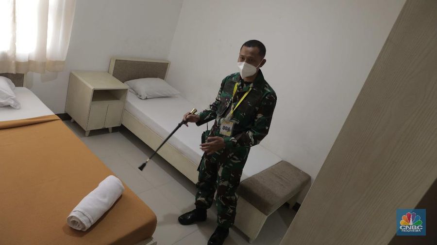 Tenaga kesehatan berjalan di kawasan zona merah Rumah Sakit Darurat Covid-19 Wisma Atlet, Kemayoran Jakarta, 11/9. Satuan Tugas (Satgas) Penanganan Covid-19 menyiapkan tower 5 yang direncanakan beroperasi malam ini untuk fasilitas isolasi mandiri bagi  pasien tanpa gejala. 
Kapasitas tower 5, memiliki  32 lantai 886 kamar di kali 2 bed jadi 1772 kamar tower 5. Koordinator Dokter Lapangan Observasi rumah sakit Darurat Wisma Atlet Muhammad Arifin mengatakan Tower 1-7 semua hidup karena pengecekan lampu. Tower 6&7 tidak full namun sudah terisi 70%.  (CNBC Indonesia/ Muhammad Sabki)